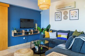 Apartemen, 2 kamar tidur, dapur, pemandangan laut | Ruang keluarga | Smart TV 42-inci dengan saluran TV digital dan layanan streaming