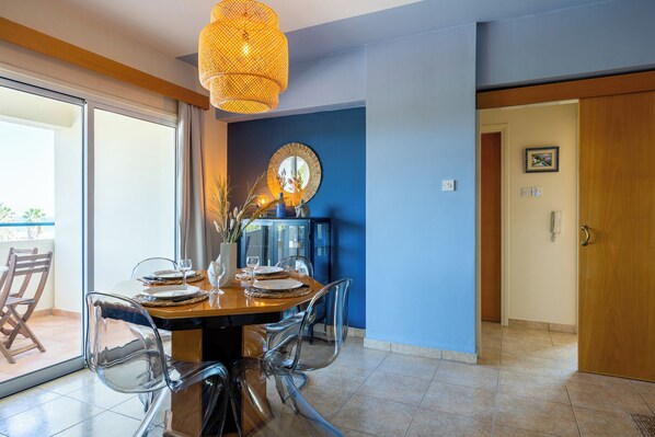 Apartment, 2 Bedrooms, Kitchen, Sea View | In-room dining
