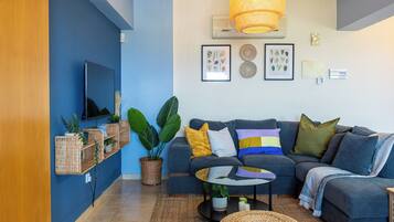 Appartement, 2 chambres, cuisine, vue mer | Salle de séjour | TV connectée de 42 pouces avec chaînes numériques, services de streaming