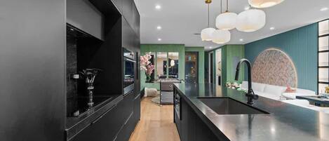 Jääkaappi, mikroaaltouuni, uuni, liesi