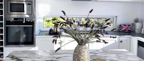 Micro-ondes, four, plaque de cuisson, lave-vaisselle