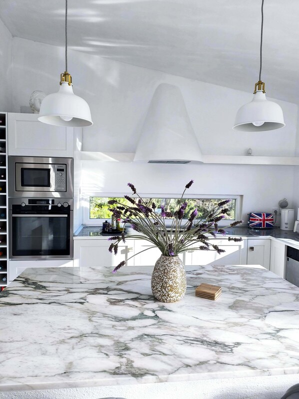 Mikrowelle, Ofen, Herdplatte, Geschirrspüler