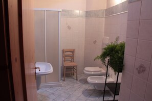 Bathroom - Apartment 'Odorizzi Lago Di Tovel' with Mountain View and Shared Garden (Tassullo)