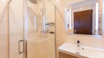 Shower, hair dryer, towels