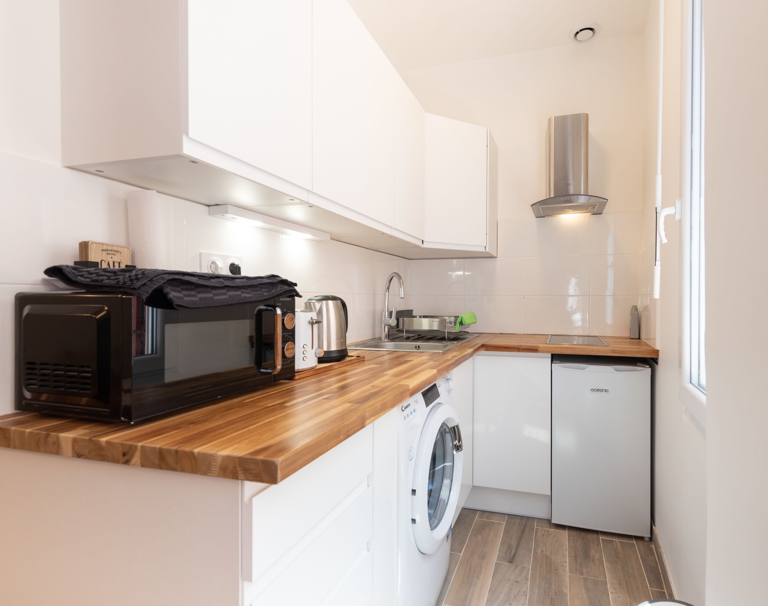 Jääkaappi, mikroaaltouuni, liesi, kahvin-/teenkeitin