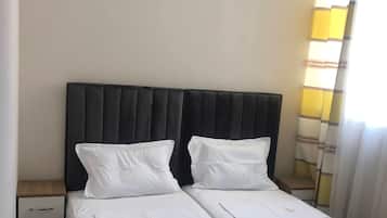 Tabla de planchar con plancha, wifi, ropa de cama