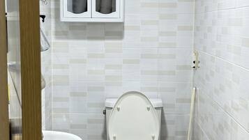 Classic Double Room, Multiple Beds, Non Smoking, Refrigerator | Bathroom