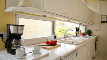 Køleskab, mikrobølgeovn, ovn, kogeplade