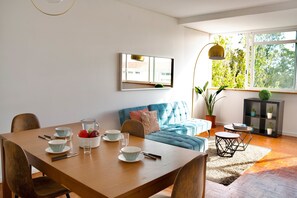Dining - Apartment 'Close To The Beach' with Wi-Fi and Air Conditioning (Parede)