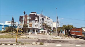 Un hotel moderno de varios pisos en la esquina de una calle.
