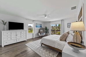 4 bedrooms, iron/ironing board, travel cot, WiFi - Oceanfront, Steps to Sand, Deck & Pets Welcome! (Palm Coast)