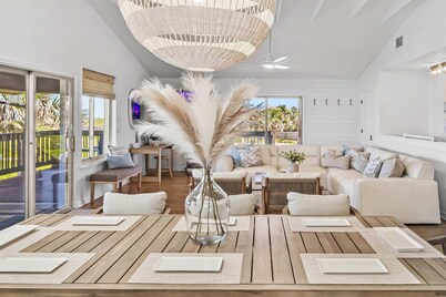 Oceanfront, Steps to Sand, Deck & Pets Welcome!