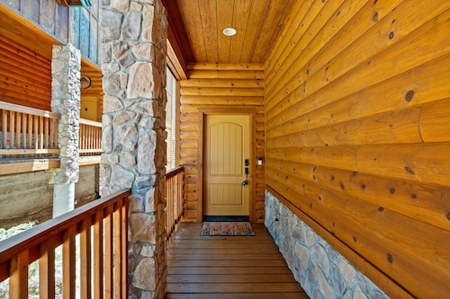 Spacious Shaver Lake Cabin w/ Game Room & Fire Pit