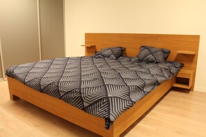 5 bedrooms, iron/ironing board, WiFi, bed sheets