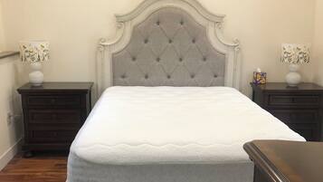 1 slaapkamer, een bureau, een strijkplank/strijkijzer, reisbedje