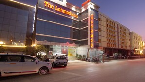 L'hôtel Lohmod se distingue par sa façade moderne, ses grandes fenêtres et son enseigne bien visible.