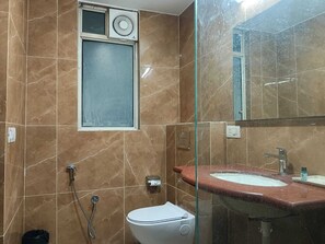 Deluxe Δίκλινο Δωμάτιο (Double) | Μπάνιο | Ντουζιέρα, ντους βροχής, επώνυμα προϊόντα προσωπικής περιποίησης