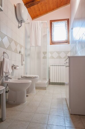 Shower, hair dryer, towels - Cabin 'Frantoiana' with Mountain View, Wi-Fi and Air Conditioning (Stella Cilento)