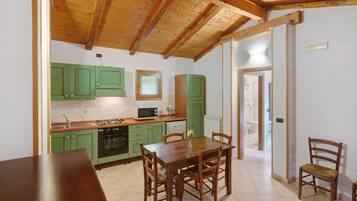 Frigorifero, microonde, forno, piano cottura