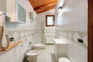 Ducha, secador de pelo y toallas