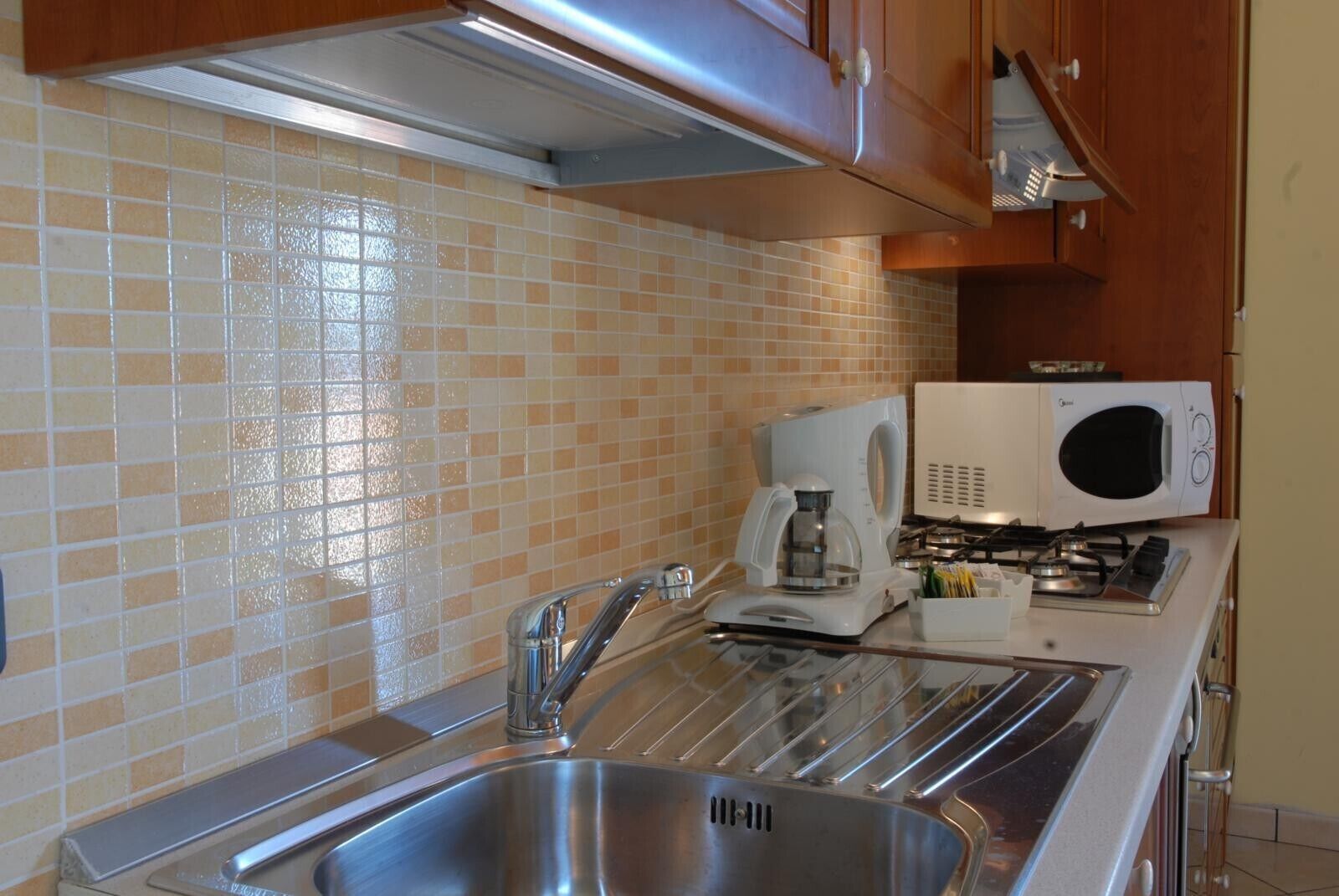 Een koelkast, een microgolfoven, een oven, een kookplaat