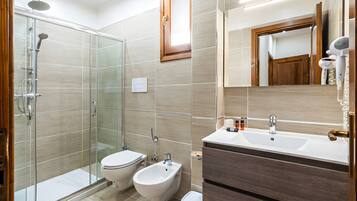 Dusche, Haartrockner, Handtücher