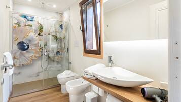 Doccia, asciugacapelli, asciugamani