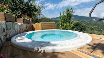 Outdoor spa tub