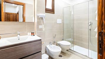 Een douche, een haardroger, handdoeken