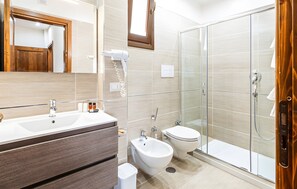 Shower, hair dryer, towels - Villa 'Cerasella' with Mountain View, Wi-Fi and Air Conditioning (Stella Cilento)