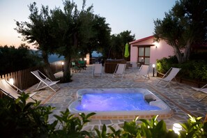 Terrace/patio - Villa 'Ginestra Con Jacuzzi' with Mountain View, Wi-Fi and Air Conditioning (Stella Cilento)