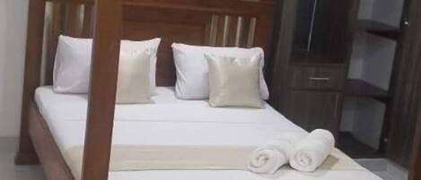 Iron/ironing board, WiFi, bed sheets