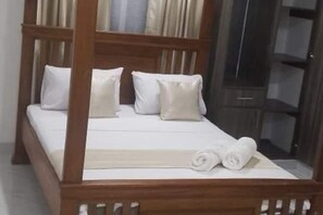 Iron/ironing board, WiFi, bed sheets