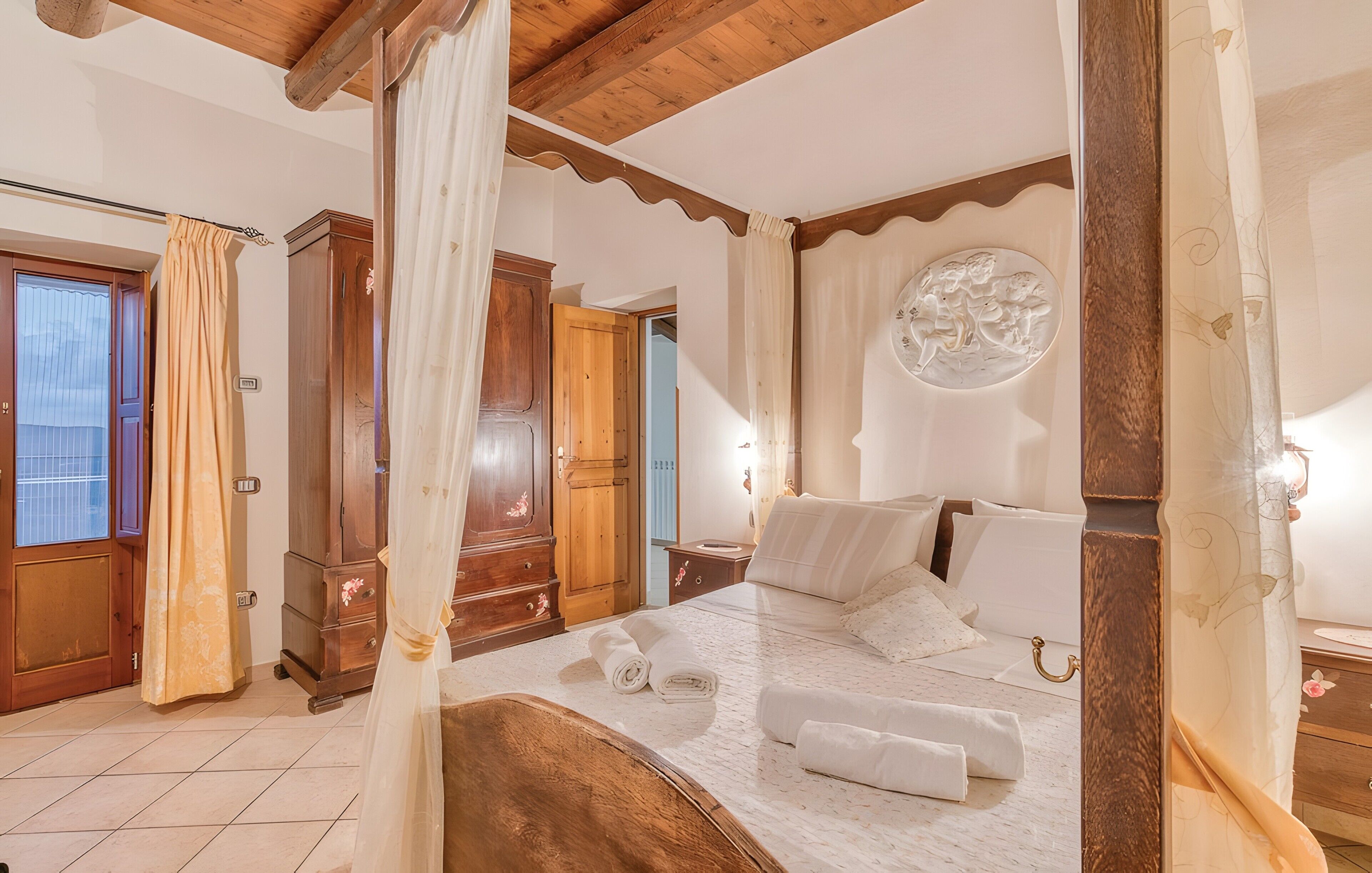 5 bedrooms, WiFi, bed sheets