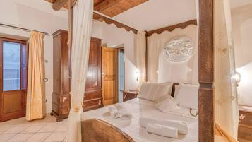 5 bedrooms, WiFi, bed sheets