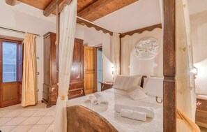 5 bedrooms, WiFi, bed sheets