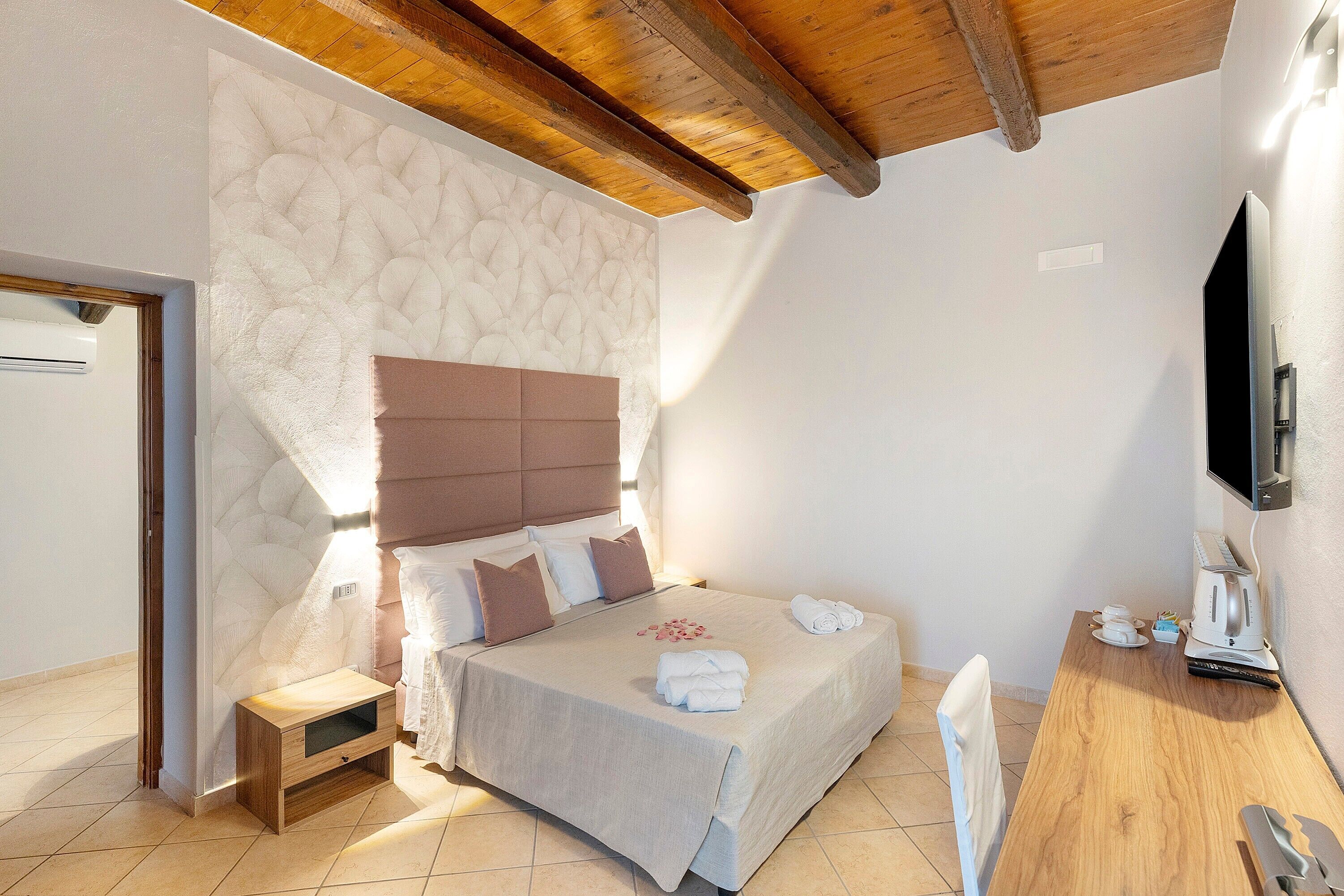 5 bedrooms, WiFi, bed sheets