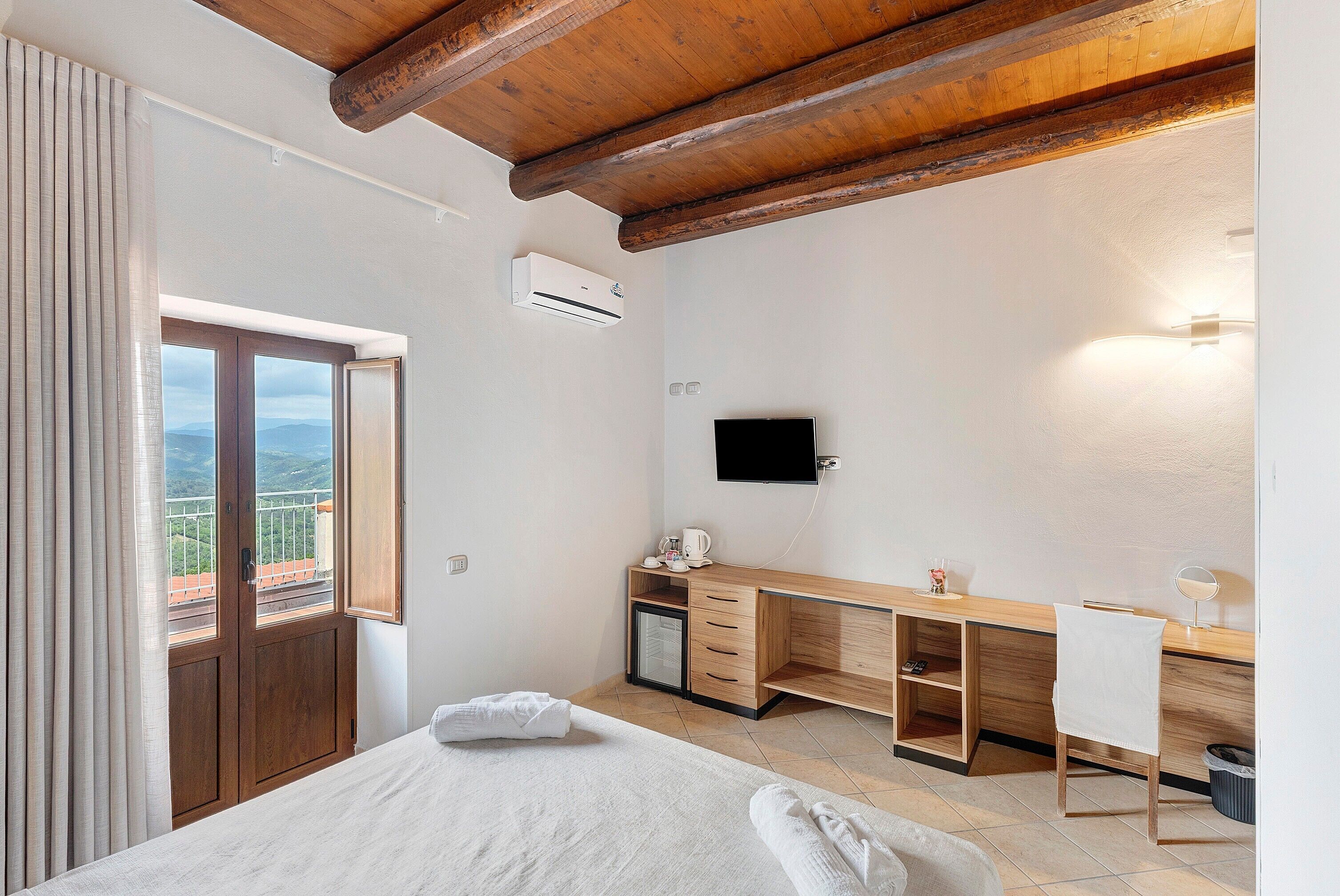 5 bedrooms, WiFi, bed sheets