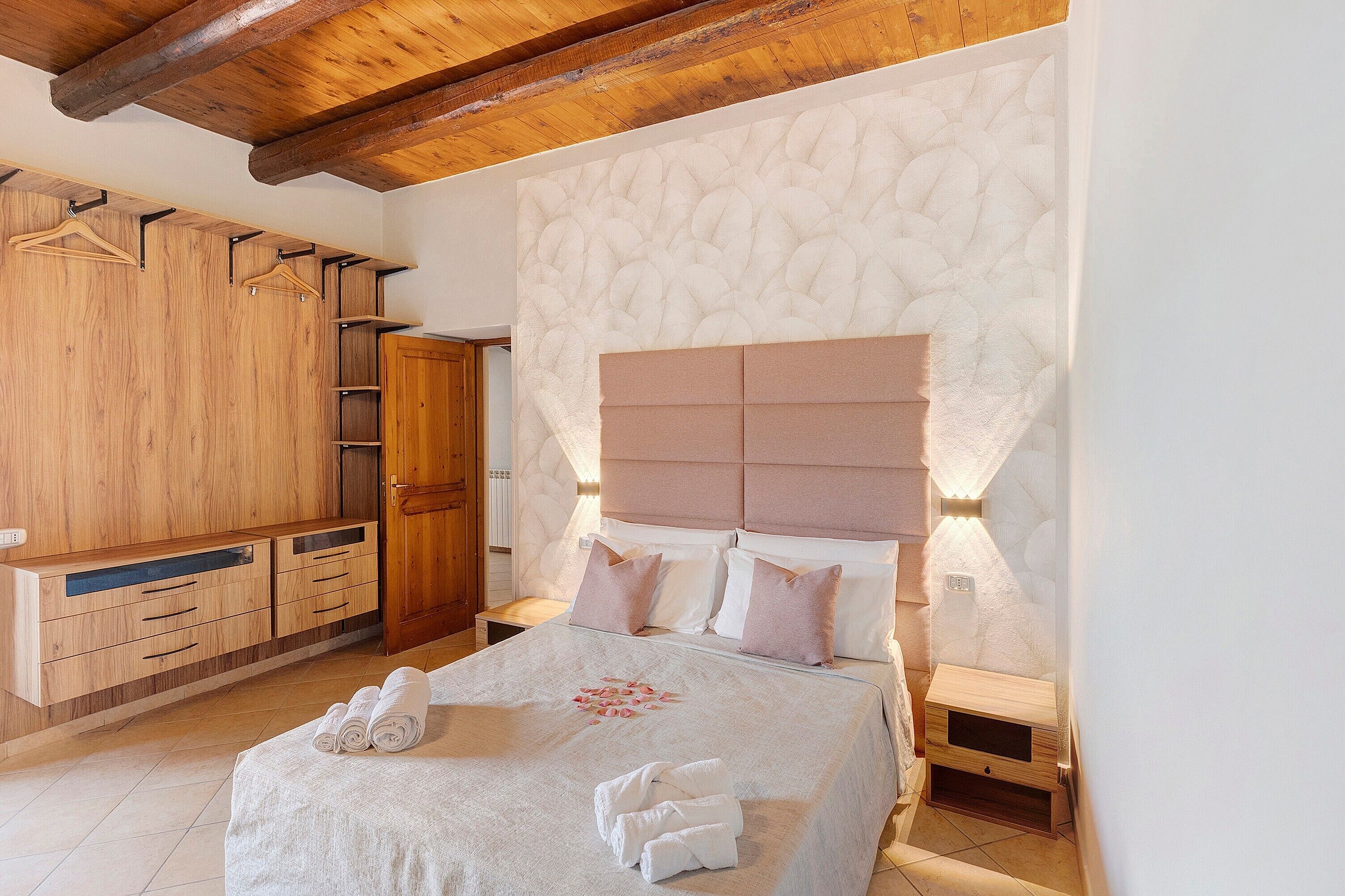 5 bedrooms, WiFi, bed sheets