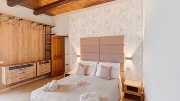 5 bedrooms, WiFi, bed sheets