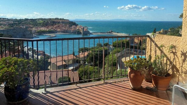 A balcony with a view of a coastal town, a beach, and the sea. - Collioure large apartment terrace swimming pool garage air-conditioning exceptional view. (Collioure)