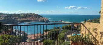 Collioure large apartment terrace swimming pool garage air-conditioning exceptional view.