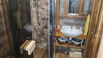Douche, sèche-cheveux, serviettes fournies, savon