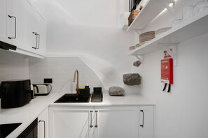 Geladeira, fogão, cooktop, cafeteira/chaleira