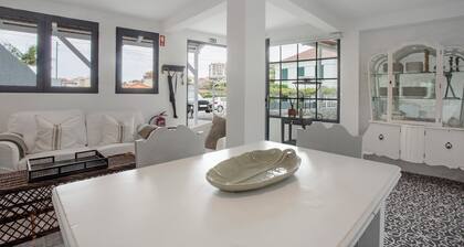 Chalet "The Village Loft" avec vue sur la mer, terrasse partagée et Wi-Fi