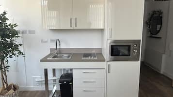 Refrigerador, microondas, placa de cocina, tetera/pava eléctrica