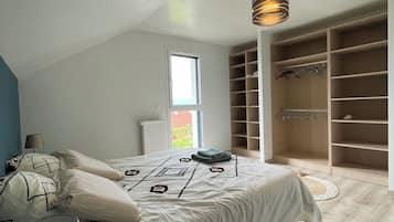 4 Schlafzimmer, Schreibtisch, Bügeleisen/Bügelbrett, Reisekinderbett