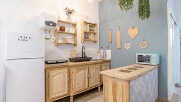 Fridge, stovetop, dishwasher, electric kettle