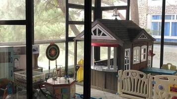 Condo, 1 habitación, vista a la ciudad | Área infantil