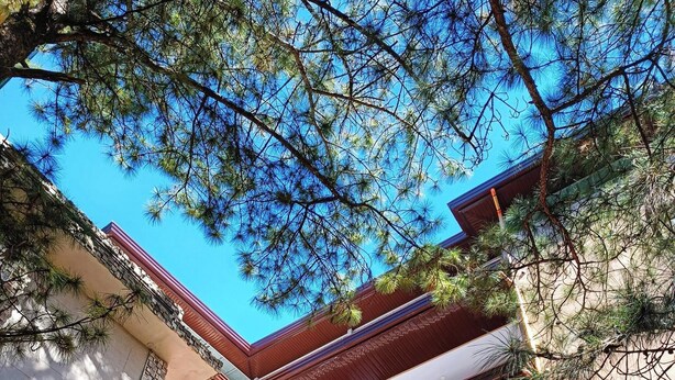 Un edificio de varios pisos con balcones y cielo despejado.